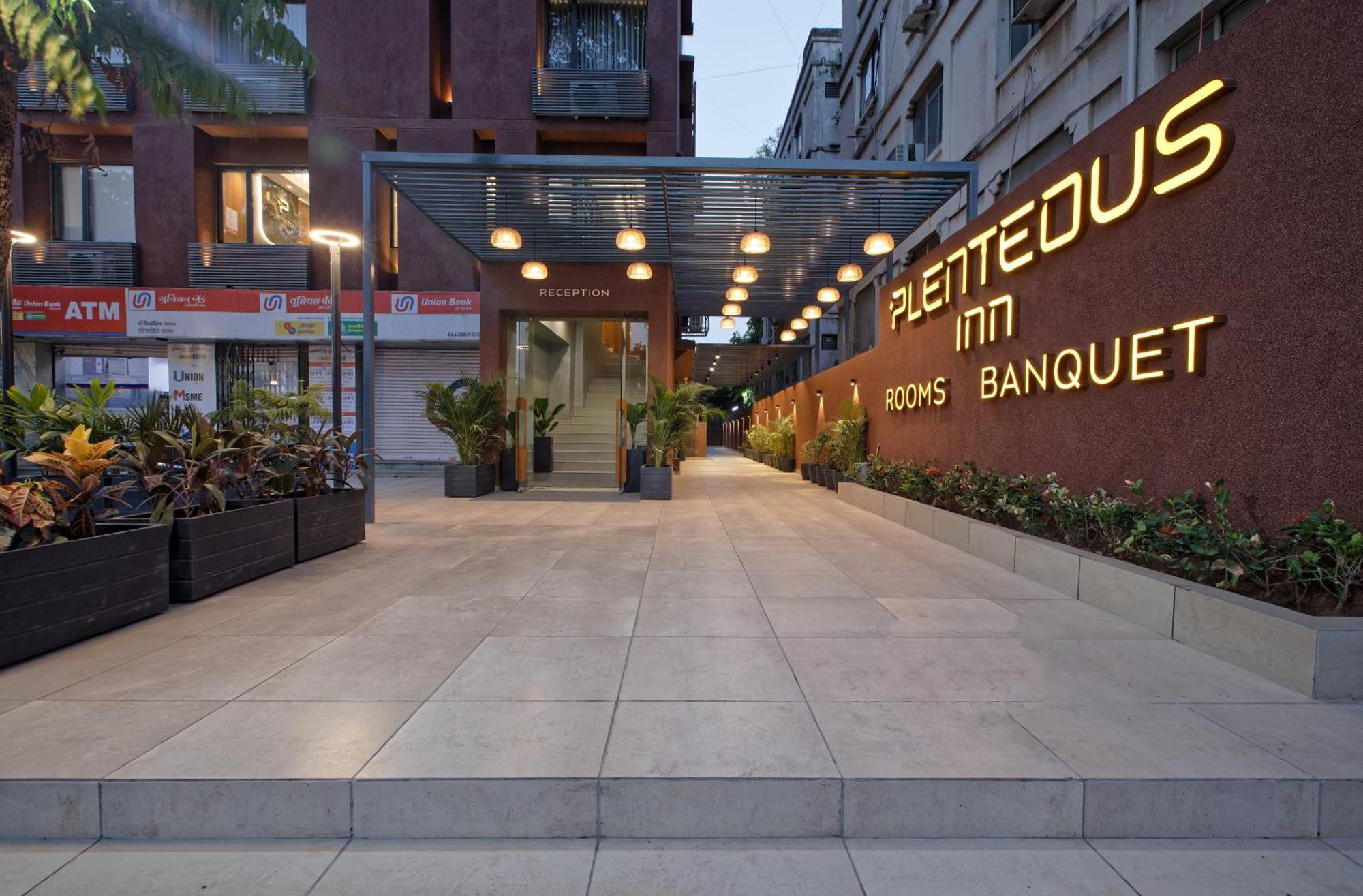 Plenteous Inn Amhedabad Dış mekan fotoğraf